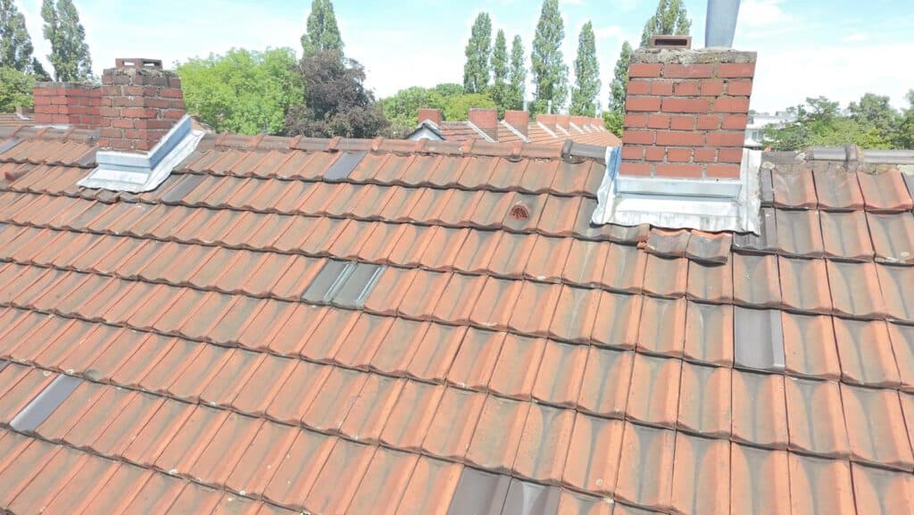 Sturmschaden mit defekten und abgerutschten Ziegeln in Köln-Nippes