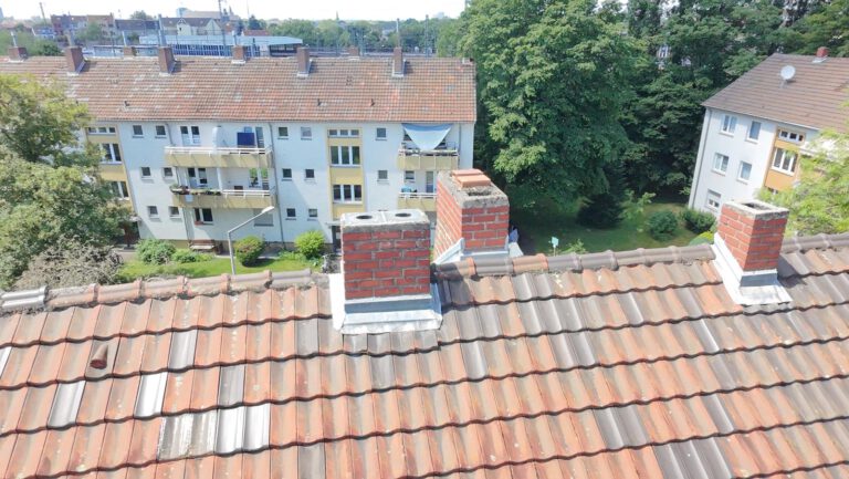 Sturmschaden mit defekten und abgerutschten Ziegeln in Köln-Nippes