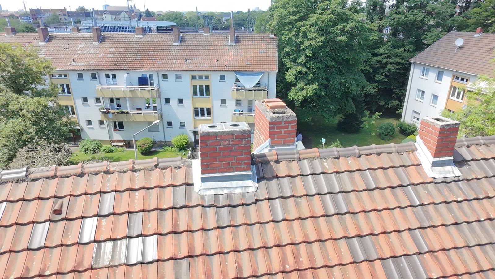 Sturmschaden mit defekten und abgerutschten Ziegeln in Köln-Nippes