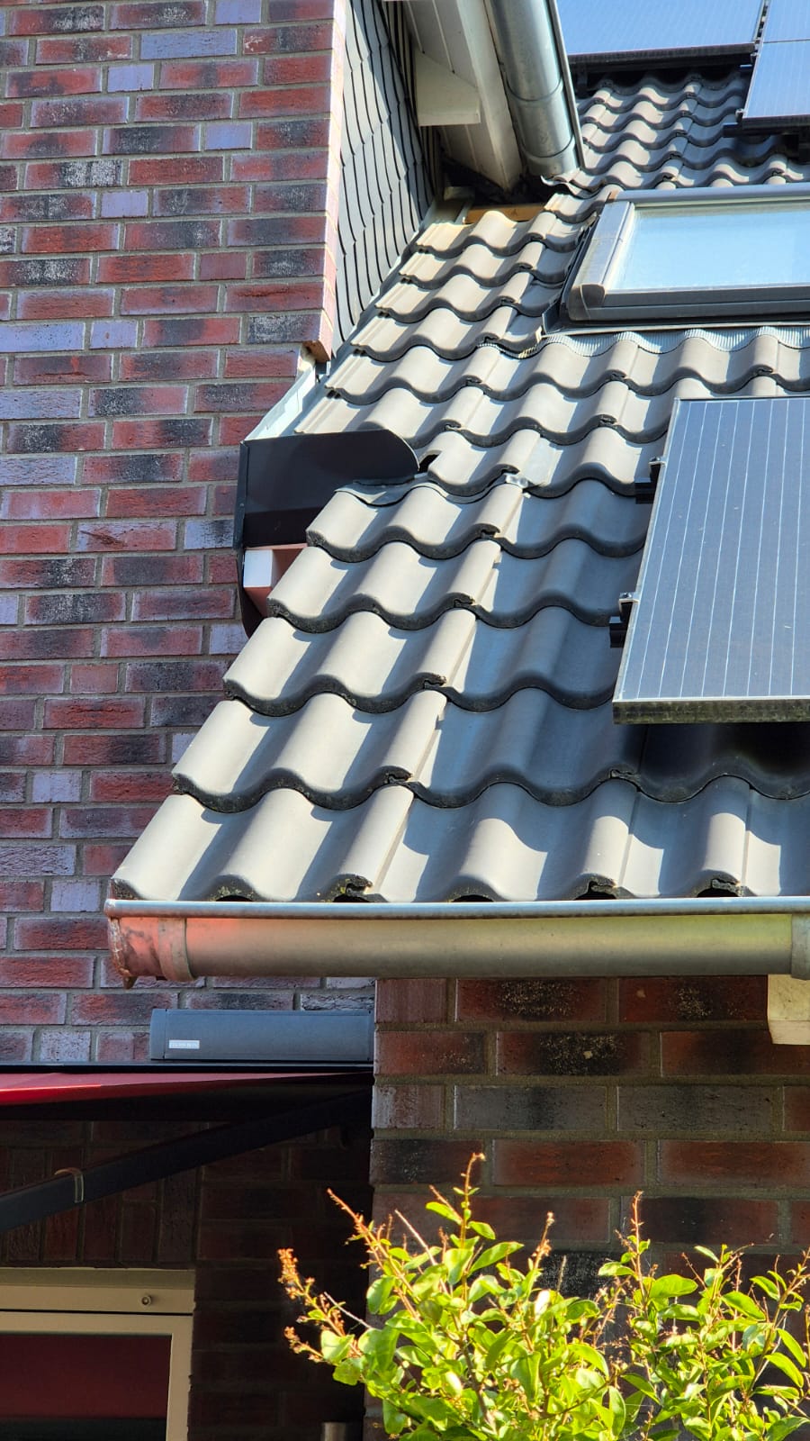 Dachcheck an Steildach mit Photovoltaikanlage in Euskirchen