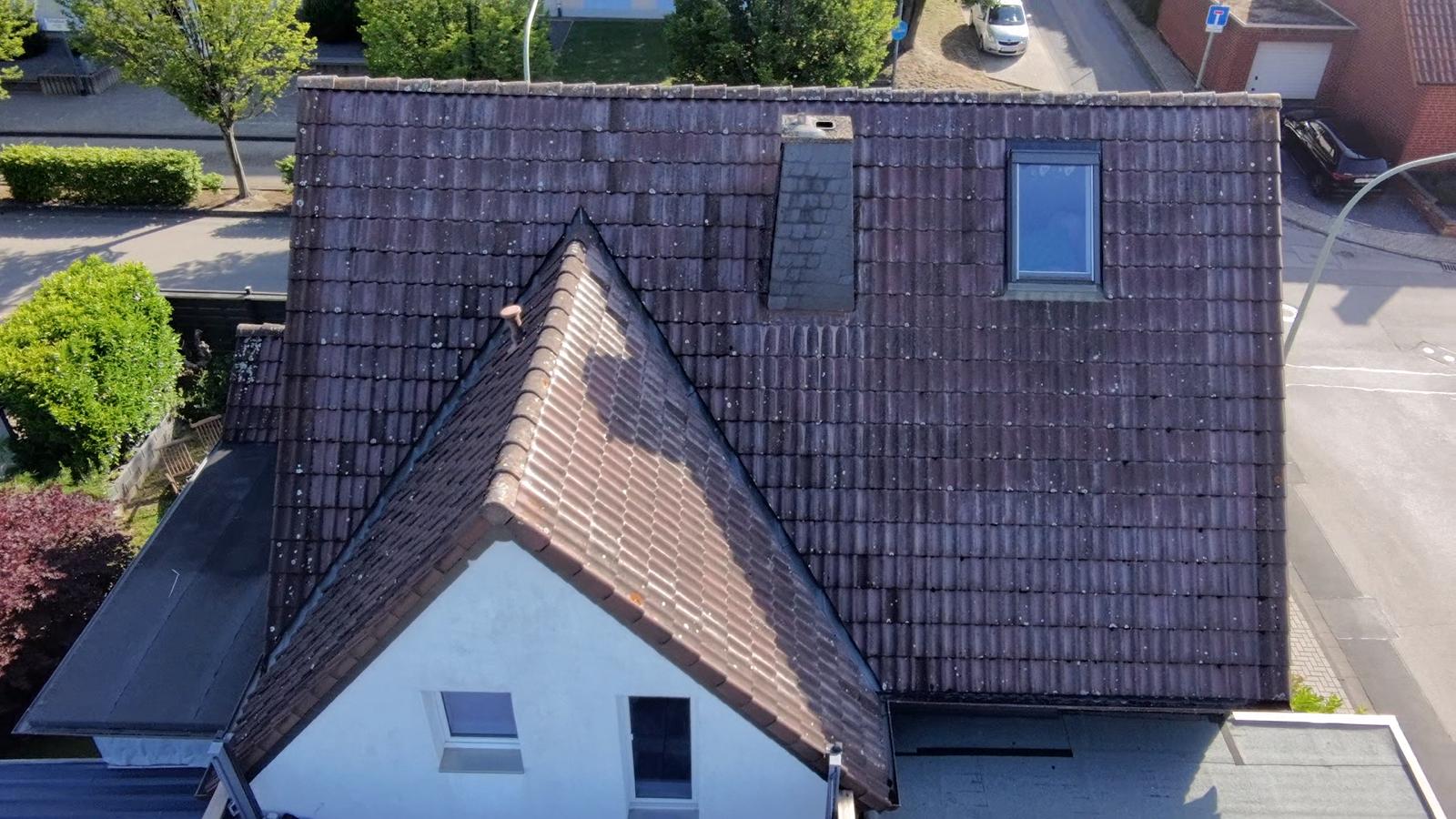 Dachcheck und Dachreinigung eines Steildachs in Bergheim