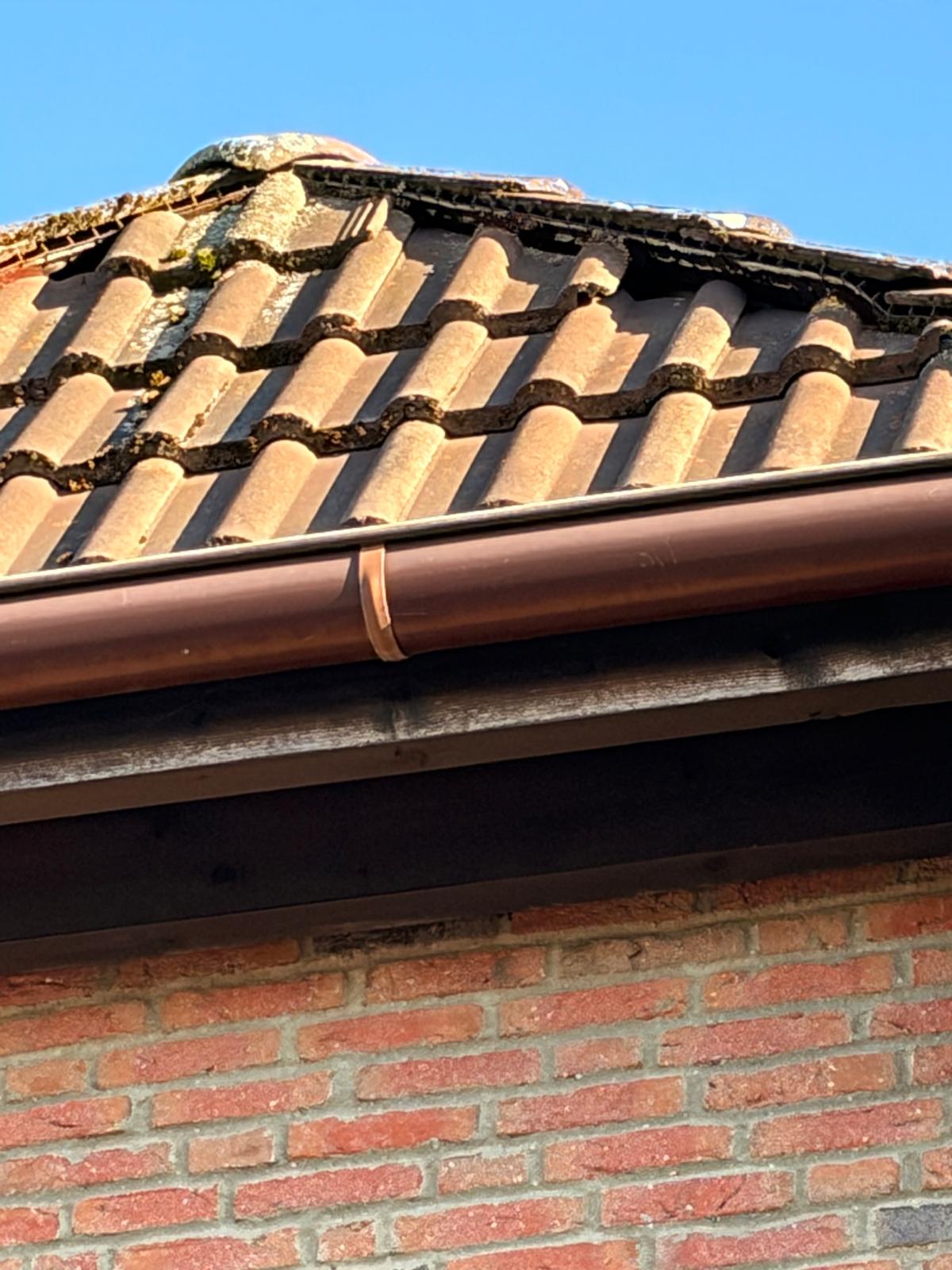 Dachschaden mit fehlenden Dachziegeln in Wachtberg