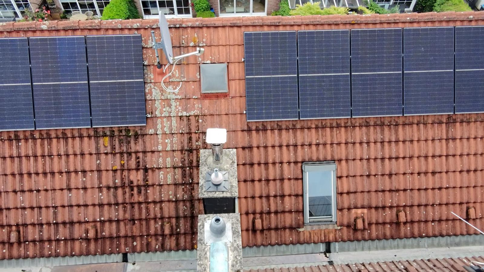 Dachwartung mit Drohneninspektion eines Dachs mit PV-Anlage in Kerpen