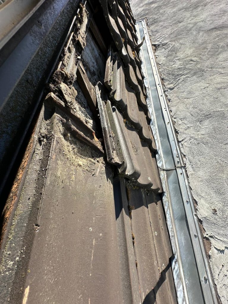 Sturmschaden mit freigelegtem Dachbereich in Köln