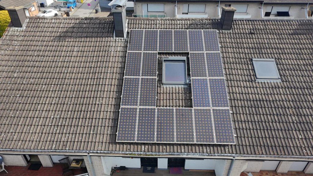 DachCheck an Wohngebäude mit PV-Anlage in Grevenbroich