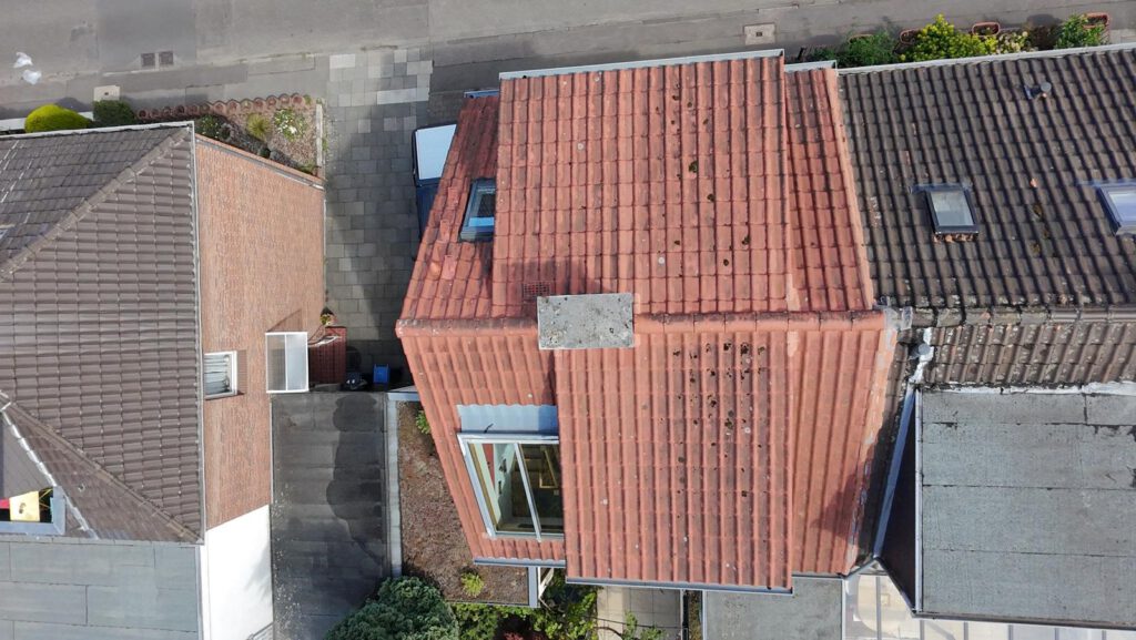 DachCheck an Wohngebäude mit mehreren Dachflächen in Frechen