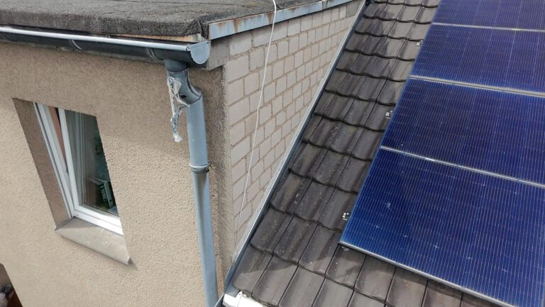 DachCheck mit Drohne an Wohngebäude mit PV-Anlage in Troisdorf