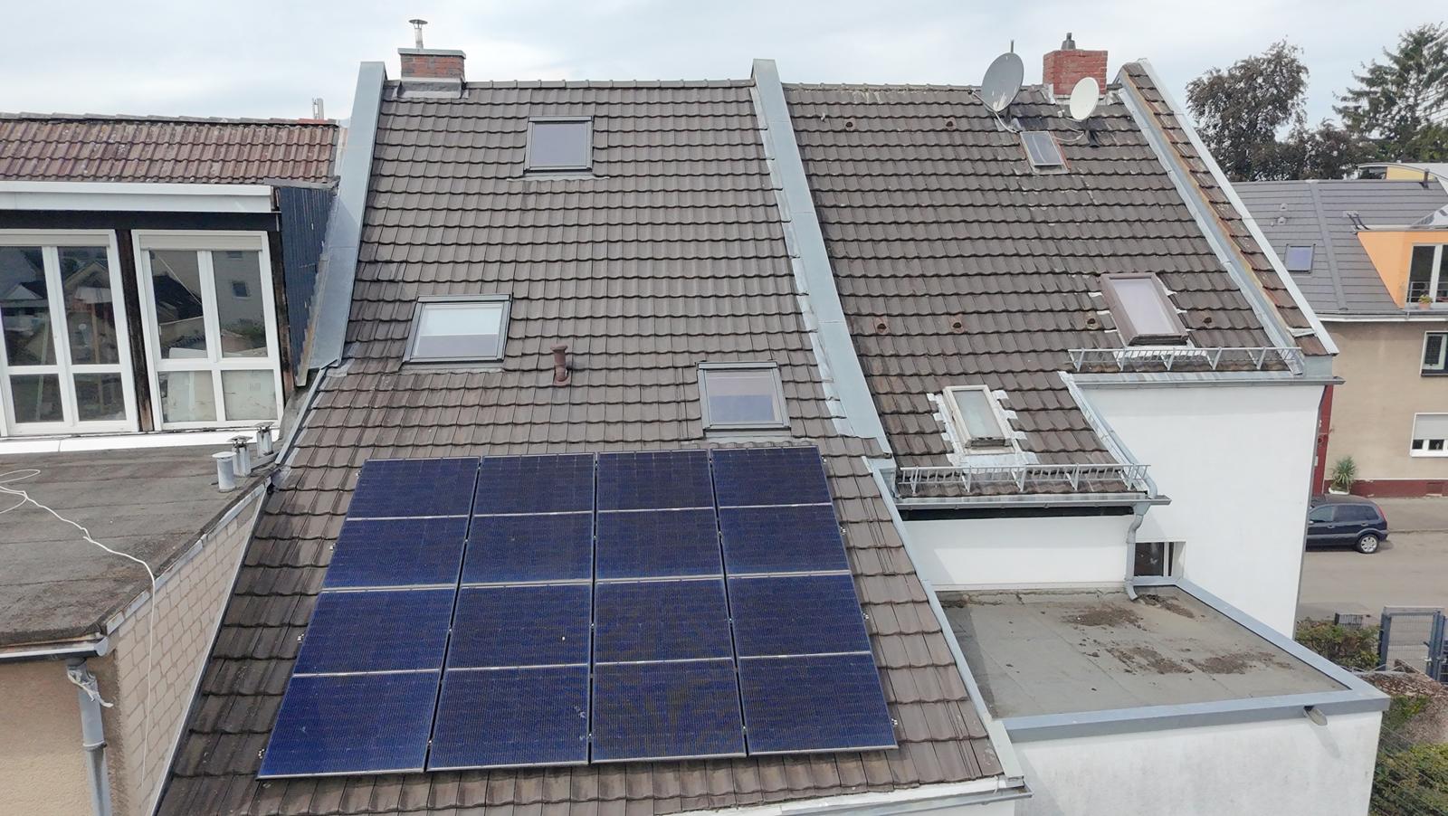 DachCheck mit Drohne an Wohngebäude mit PV-Anlage in Troisdorf