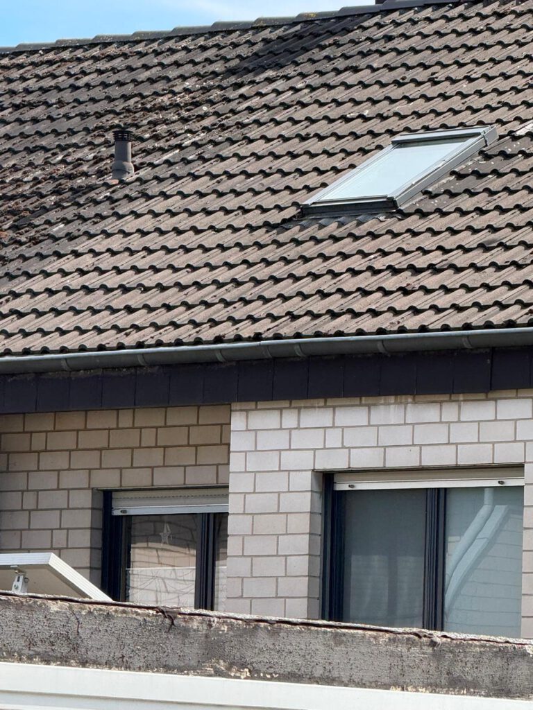 Dachwartung an Steildach in Leverkusen