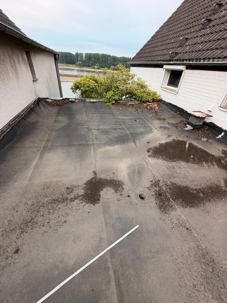 Leckortung und Reparatur am Flachdach in Zülpich
