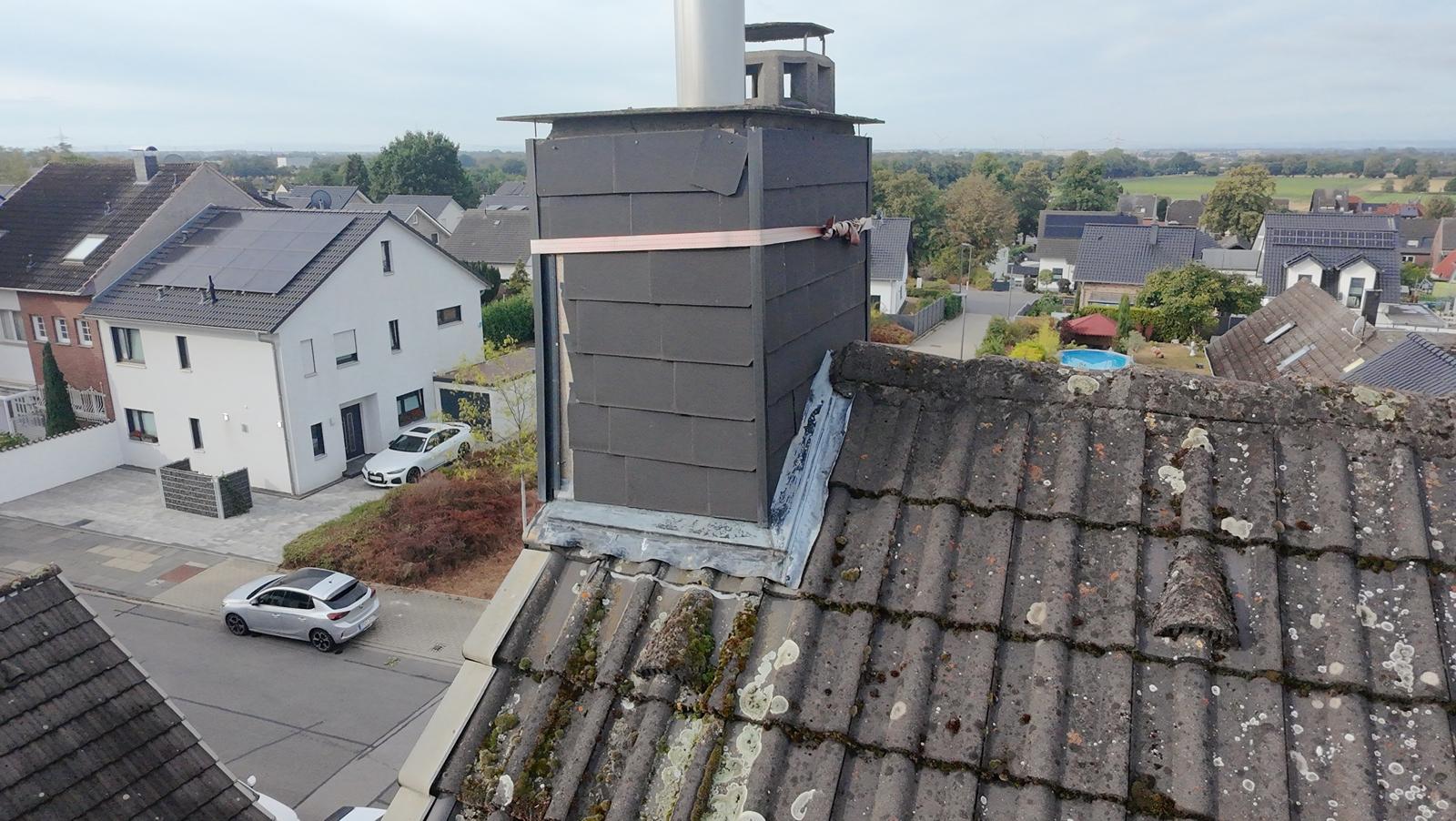 Sturmschaden am Dach und Schornstein in Erftstadt