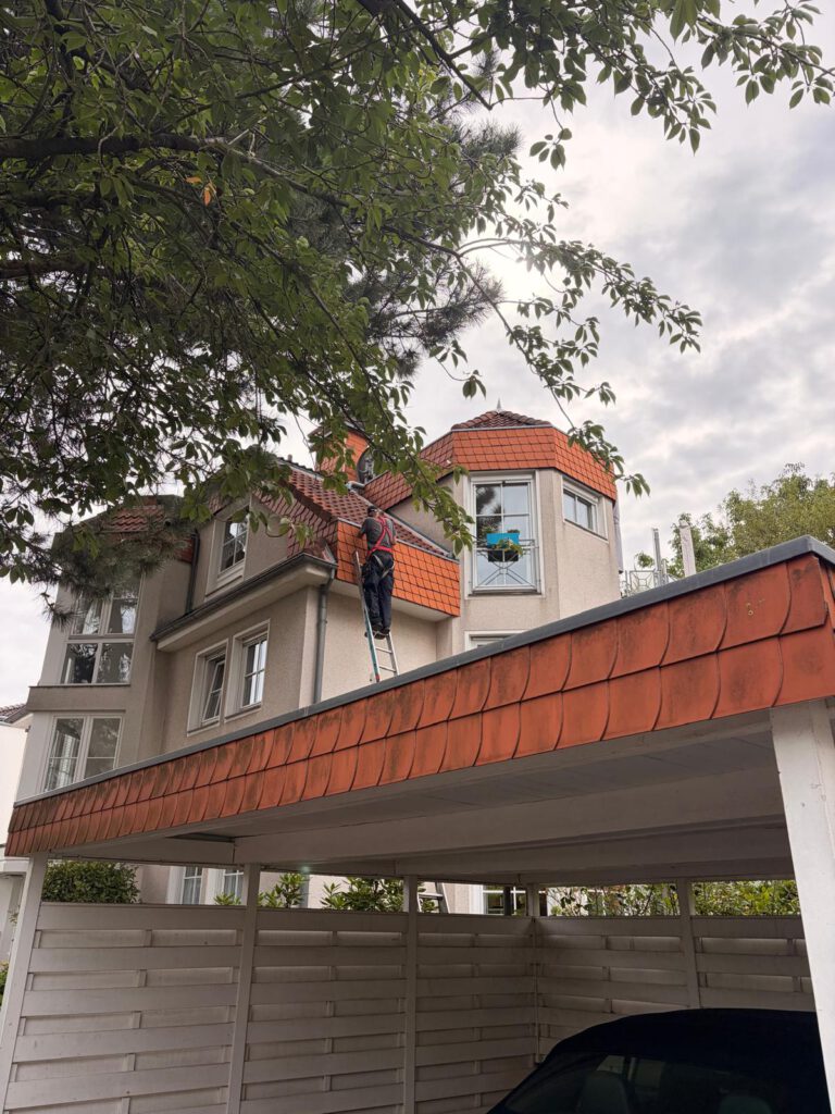 Dachwartung und Reparaturarbeiten an Steildach in Bergheim