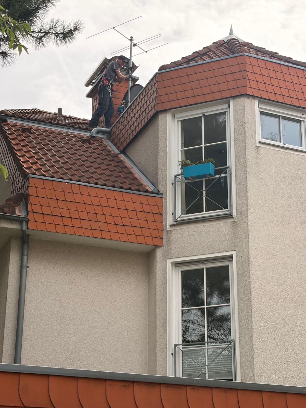 Dachwartung und Reparaturarbeiten an Steildach in Bergheim